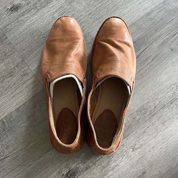 Trask Ali Camel Italian Washed Sheepskin Flats - Picture 9 of 14